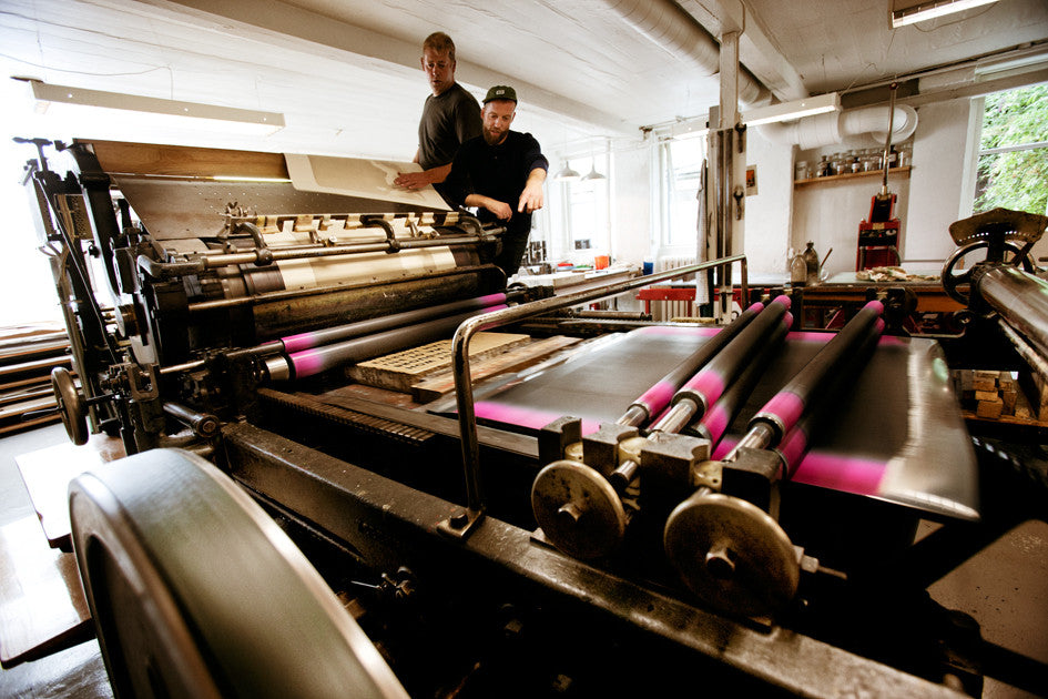 Litografi af Erik A. Frandsen. Blomster i vase. Nuance mørk