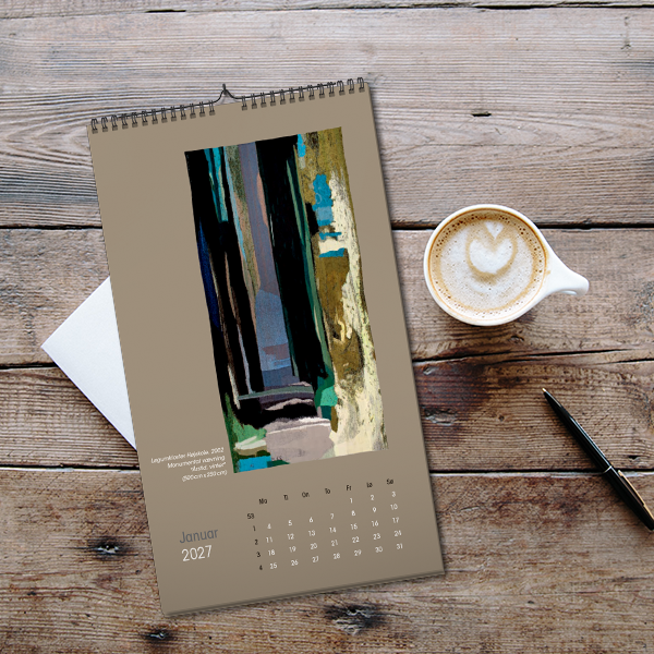 Kunstkalender 2027 af Maja Lisa Engelhardt vist liggende på bord
